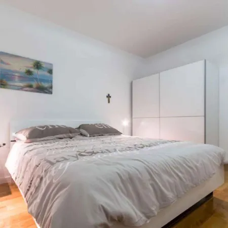 Apartment In Njivice/insel Krk 35106 *